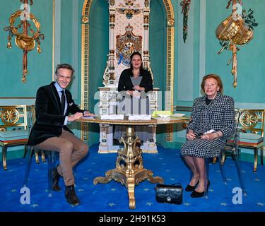 03 dicembre 2021, Brandeburgo, Cottbus: Manja Schüle (M, SPD), Ministro della Cultura di Brandeburgo, Elke Countess von Pückler (r), rappresentante della comunità degli eredi, E Stefan Körner, Consiglio di Amministrazione e Direttore del Prince Pückler Museum Park e della Branitz Palace Foundation (SFPM), siedono nel Salone Verde alla firma di un contratto di prestito permanente per l'inventario del Palazzo Branitz. Dopo intensi negoziati, un accordo di prestito sulle collezioni del Principe Pückler è stato concluso tra il Parco Museo del Principe Pückler e la Fondazione Castello Branitz e la comunità degli eredi del PRI Foto Stock