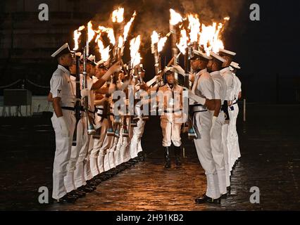 Mumbai, India. 2 dicembre 2021. I commandos della Marina indiana si provano prima della giornata della Marina di Mumbai. La Giornata della Marina si celebrerà il 4 dicembre 2021. Credit: SOPA Images Limited/Alamy Live News Foto Stock