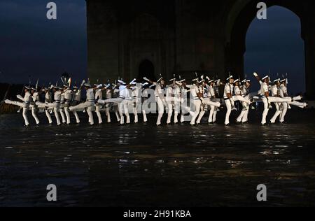 Mumbai, India. 2 dicembre 2021. I commandos della Marina indiana si provano a Gateway of India a Mumbai. La Giornata della Marina si celebrerà il 4 dicembre 2021. Credit: SOPA Images Limited/Alamy Live News Foto Stock