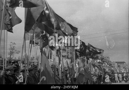 Warszawa, 1947-05-01. Manifestacja pierwszomajowa na pl. Zwyciêstwa. NZ. t³um uczestników wiecu ze sztandarami. bb/ms PAP Varsavia, 1 maggio 1947. Una parata Mayday in Piazza Zwyciestwa (Vittoria). Foto: Folla con banner. bb/ms PAP Foto Stock