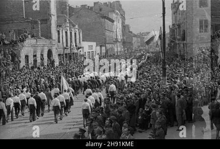 Warszawa, 1947-05-01. Pochód pierwszomajowy na ulicy Nowy Œwiat. NZ. Kolumna m³odzie¿y. bb/ms PAP Varsavia, 1 maggio 1947. Una sfilata Mayday a Nowy Swiat. Nella foto: Giovani paraders. bb/ms PAP Foto Stock