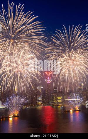 NEW YORK CITY, STATI UNITI - 05 lug 2021: Fuochi d'artificio 4 e luglio a New York City, visto da Greenpoint, Brooklyn Foto Stock