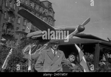 Warszawa, 1947-05-01. Pochód pierwszomajowy na pl. Trzech Krzy¿y. NZ. Na samochodzie makieta samolotu symbolizuj¹ca przemys³ lotniczy Rzeczpospolitej Polskiej (RP). bb/gr PAP Varsavia, 1 maggio 1947. Una sfilata Mayday in Piazza tre croci. Nella foto: Un modello di aeromobile montato su un tetto per auto simboleggia l'industria aeronautica polacca. bb/gr PAP Foto Stock