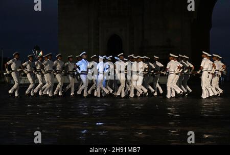 Mumbai, India. 2 dicembre 2021. I commandos della Marina indiana si provano a Gateway of India a Mumbai. La Giornata della Marina si celebrerà il 4 dicembre 2021. (Foto di Ashish Vaishnav/SOPA Images/Sipa USA) Credit: Sipa USA/Alamy Live News Foto Stock