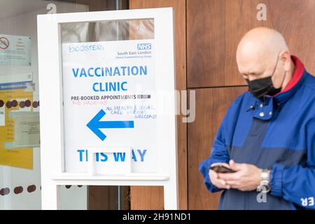 Sud Londra UK 03 dicembre 2021: Per combattere la potenziale ondata di infezioni da parte della nuova variante Omicron, Coronavirus (COVID-19) quest'inverno, il South East London NHS ha introdotto jab di richiamo walk-in per tutti gli adulti di età superiore ai 18 anni nel Lewisham Heath Center e nelle farmacie in cui volontari e personale medico stanno somministrando la terza dose di Pfizer e moderna, che sono trovati per essere booster immunologici altamente efficaci, aiutano a prevenire l'ospedalizzazione e la morte. Credit: Xiu Bao/Alamy Live News Foto Stock