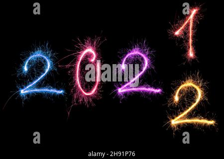 Felice anno nuovo saluto. Cifre 2022 realizzate da fuochi d'artificio isolati su sfondo nero. Foto Stock