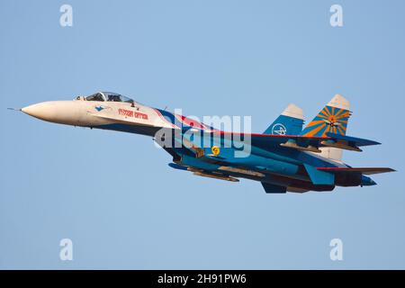 KECSKEMET, UNGHERIA - 10 ago 2013: Squadra aeronautica militare dei Cavalieri Russi con i jet da caccia Sukhoi su-27 che si esibiscono al Kecskemet Airshow in Foto Stock