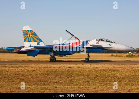 KECSKEMET, UNGHERIA - 10 ago 2013: Squadra aeronautica militare dei Cavalieri Russi con i jet da caccia Sukhoi su-27 che si esibiscono al Kecskemet Airshow in Foto Stock