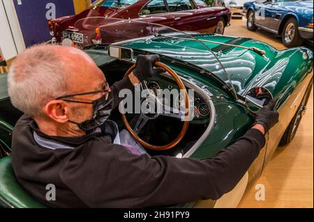 Londra, Regno Unito. 3 dicembre 2021. 1955 Austin Healey 100S Sports Racing a due posti, stima £550,000-650,000 - Anteprima di Bonhams Collectors Car sale a Bonhams New Bond Street, Londra. Credit: Guy Bell/Alamy Live News Foto Stock