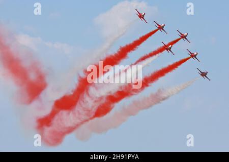 KECSKEMET, UNGHERIA - 10 ago 2013: Squadra aeronautica militare turca Turkish Stars esibendosi in una spettacolare esposizione ad un airshow Foto Stock