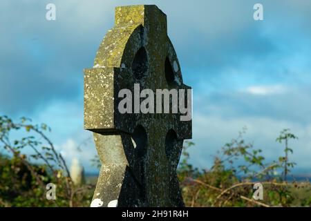 Croci celtiche montate sui cimiteri in Irlanda Foto Stock
