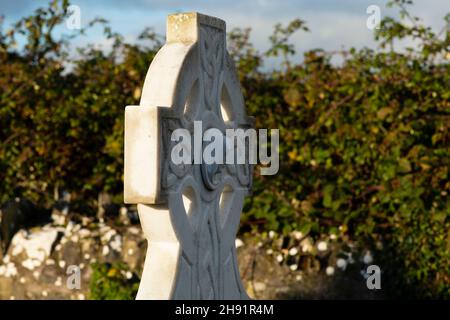 Croci celtiche montate sui cimiteri in Irlanda Foto Stock