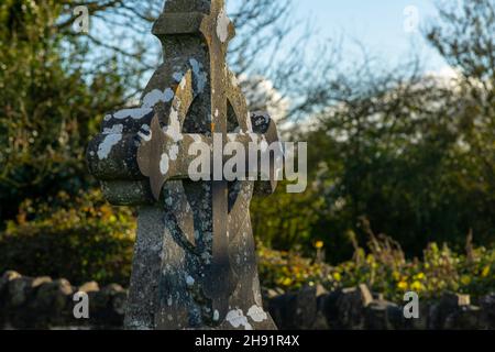 Croci celtiche montate sui cimiteri in Irlanda Foto Stock