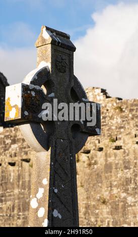 Croci celtiche montate sui cimiteri in Irlanda Foto Stock