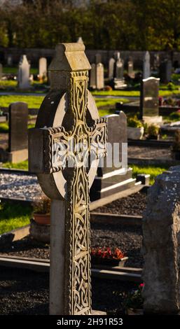 Croci celtiche montate sui cimiteri in Irlanda Foto Stock