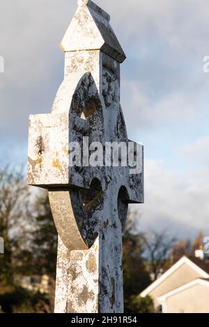 Croci celtiche montate sui cimiteri in Irlanda Foto Stock