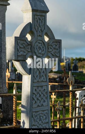 Croci celtiche montate sui cimiteri in Irlanda Foto Stock