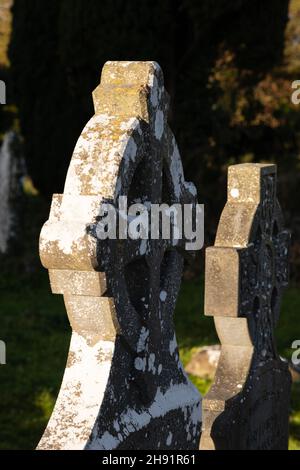 Croci celtiche montate sui cimiteri in Irlanda Foto Stock