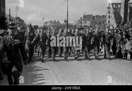 Warszawa, 1947-05-01. Pochód pierwszomajowy. NZ. cz³onkowie Przysposobienia Rolliczo-Wojskowego. bb/ms PAP Varsavia, 1 maggio 1947. Una sfilata Mayday. Nella foto: Un'unità militare agricola. bb/ms PAP Foto Stock