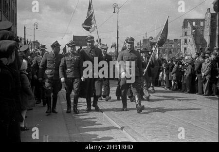 Warszawa, 1947-05-01. Pochód pierwszomajowy. NZ. Przedstawiciele wojska polskiego. bb/ms PAP Varsavia, 1 maggio 1947. Una sfilata Mayday. Nella foto: Gli ufficiali polacchi degli Armi. bb/ms PAP Foto Stock