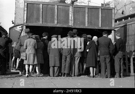 Warszawa, 1947-05. Cyrk nr 2, przy zbiegu ulic Jagielloñskiej i Brukowej na Pradze. Nz. Ludzie przed strzelnic¹. bb/gr PAP Dok³adny dzieñ wydarzenia nieustalony. Varsavia, maggio 1947. Un circo all'angolo tra le strade di Jagiellonska e Brukowa nel distretto di Praga, sulla riva destra. Foto: Persone in una galleria di tiro. bb/gr PAP Foto Stock