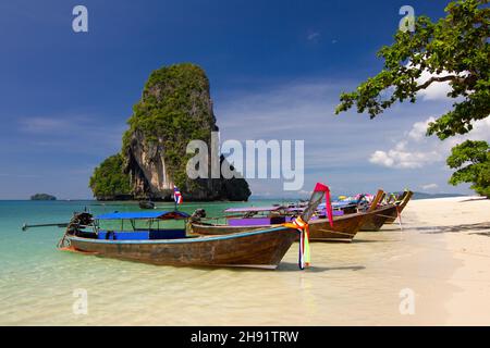 Barche a coda lunga sulla spiaggia di Phra Nang, Railay, provincia di Krabi, Thailandia Foto Stock