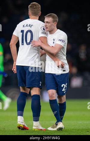 LONDRA, INGHILTERRA - DICEMBRE 02: Harry Kane, Oliver Skipp dopo la partita della Premier League tra Tottenham Hotspur e Brentford a Tottenham Hotspur Foto Stock