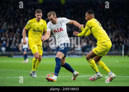 LONDRA, INGHILTERRA - DICEMBRE 02: Harry Kane, Ethan Pinnock dopo la partita della Premier League tra Tottenham Hotspur e Brentford a Tottenham Hotspur Foto Stock