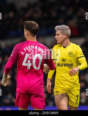 LONDRA, INGHILTERRA - DICEMBRE 02: Sergi Canos e Alvaro Fernandez di Brentford durante la partita della Premier League tra Tottenham Hotspur e Brentford Foto Stock