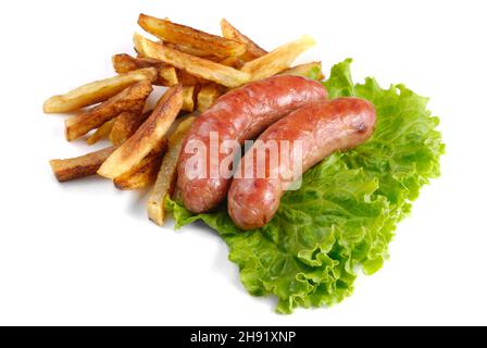 Salsicce con patatine fritte su sfondo bianco Foto Stock