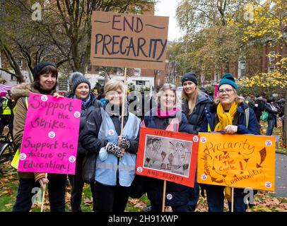 Londra, Regno Unito. 3 dicembre 2021. Dimostrazione DI UCU in Tavistock Square. Stanno marciando verso la città di Londra in solidarietà con gli scioperi dell'istruzione superiore. L'Università e l'Unione universitaria hanno annunciato che i suoi membri cesseranno di lavorare sui tagli alle pensioni, sulle retribuzioni e sulle condizioni di lavoro. L'Unione ha detto che tre giorni consecutivi di scioperi si sarebbero svolte a partire dal 1° dicembre presso le 58 istituzioni che hanno sostenuto le elezioni per l'azione industriale questo mese. Credit: Tommy London/Alamy Live News Foto Stock