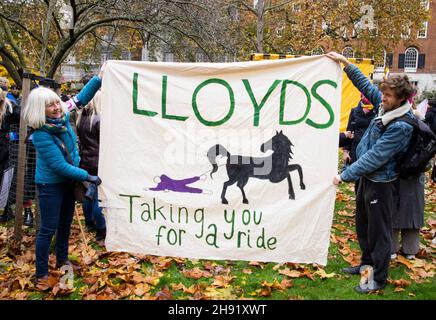 Londra, UK 3 Dic 2021 dimostrazione UCU a Tavistock Square. Stanno marciando verso la città di Londra in solidarietà con gli scioperi dell'istruzione superiore. L'Università e l'Unione universitaria hanno annunciato che i suoi membri cesseranno di lavorare sui tagli alle pensioni, sulle retribuzioni e sulle condizioni di lavoro. L'Unione ha detto che tre giorni consecutivi di scioperi si sarebbero svolte a partire dal 1° dicembre presso le 58 istituzioni che hanno sostenuto le elezioni per l'azione industriale questo mese. Un totale di 52 dipendenti, 20 docenti nei dipartimenti di storia e scrittura creativa e inglese e 32 addetti ai servizi professionali saranno licenziati all'inizio del prossimo anno Foto Stock