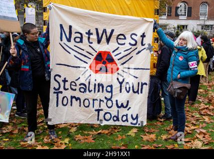 Londra, Regno Unito. 3 dicembre 2021. Dimostrazione DI UCU in Tavistock Square. Stanno marciando verso la città di Londra in solidarietà con gli scioperi dell'istruzione superiore. L'Università e l'Unione universitaria hanno annunciato che i suoi membri cesseranno di lavorare sui tagli alle pensioni, sulle retribuzioni e sulle condizioni di lavoro. L'Unione ha detto che tre giorni consecutivi di scioperi si sarebbero svolte a partire dal 1° dicembre presso le 58 istituzioni che hanno sostenuto le elezioni per l'azione industriale questo mese. Credit: Tommy London/Alamy Live News Foto Stock