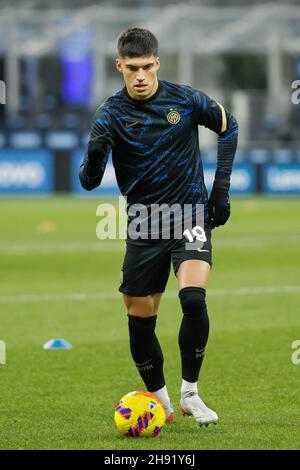 Milano, Italia. 01 dicembre 2021. Italia, Milano, 1 dicembre 2021: Joaquin Correa (Inter attaccante) passa colpi durante il riscaldamento sulla partita di calcio FC INTER vs SPEZIA, Serie A 2021-2022 giorni allo stadio San Siro (Foto di Fabrizio Andrea Bertani/Pacific Press) Credit: Pacific Press Media Production Corp./Alamy Live News Foto Stock