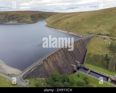 Vista aerea del lago artificiale di Claerwen nella valle di Elan, Galles Foto Stock