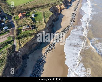 La costa angliana orientale, lentamente in erosione, a Happisburgh, Regno Unito Foto Stock