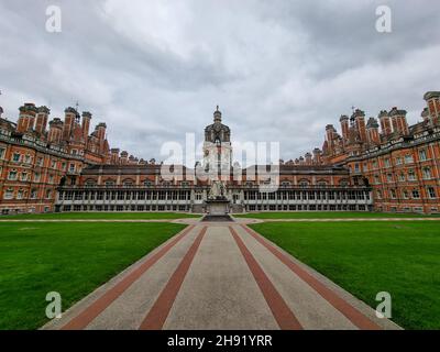 Cielo nuvoloso e cupo sul Royal Holloway, University of London Egham, Regno Unito Foto Stock