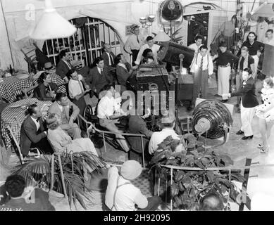 GAIL PATRICK CAROLE LOMBARD e Movie Crew guardano GEORGE RAFT che esegue la routine di danza sul set candid durante le riprese del regista DI RUMBA 1935 MARION GERING storia Guy Endore e Seena Owen Costume design Travis Banton Paramount Pictures Foto Stock