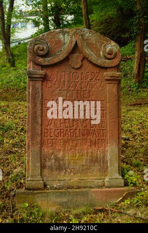 EPPSTEIN, GERMANIA - 09 maggio 2021: La lapide di Wilhelm Ditz, morì nel 1592 all'età di 2 anni. La più antica lapide del 'vecchio' cimitero di Eppstei Foto Stock