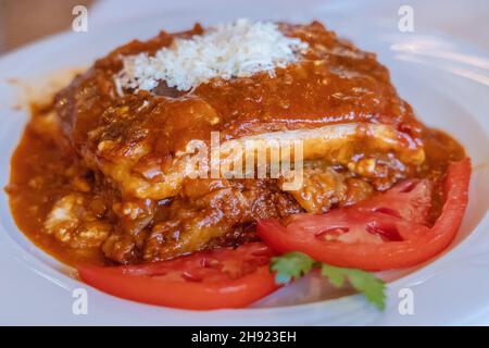 Variante greca del piatto di Moussaka con melanzane, pomodori e carne Foto Stock