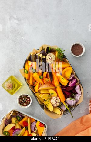 Verdure fresche tritate cucinate al forno in vari piatti di ceramica, vista dall'alto Foto Stock