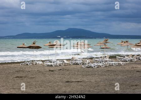 Spiaggia vuota a Burgas sulla costa bulgara del Mar Nero nella regione della Tracia settentrionale Foto Stock