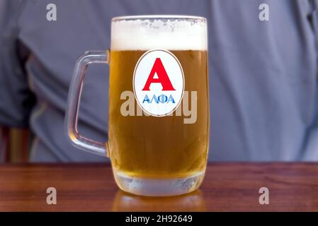 SYMI, GRECIA - 15 maggio 2018: Una tazza di birra Alpha, una tradizionale birreria greca Foto Stock