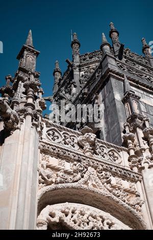 Dettagli del Palazzo di Quinta da Regaleira contro un cielo blu chiaro a Sintra Foto Stock