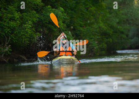 Due adulti in forma stanno cercando di stare al passo con il loro gruppo Foto Stock