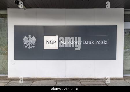 Cartello sulla National Bank of Poland - NBP, nel quartier generale polacco della Narodowy Bank Polski nel centro di Varsavia, in Polonia Foto Stock