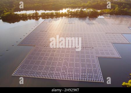 vista paesaggio pannello solare produce ecologicamente verde energia, dal sole di una pianta solare sta installando il laghetto Foto Stock