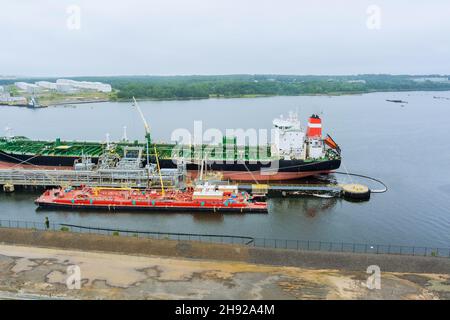 Vista aerea operazioni di carico nave cisterna, operazione di nave petrolifera durante il trasferimento di petrolio Foto Stock