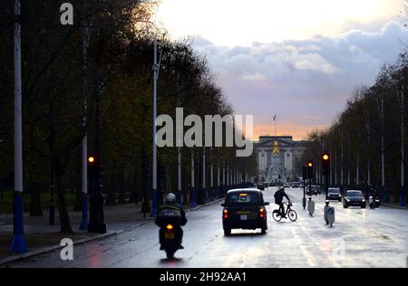 Londra, Inghilterra, Regno Unito. Il Mall guardando verso Buckingham Palace al tramonto nel mese di dicembre Foto Stock