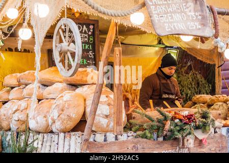 CRACOVIA, POLONIA - 2 DICEMBRE 2017: Bancarella di pane al mercatino di Natale in piazza Rynek Glowny a Cracovia, Polonia Foto Stock